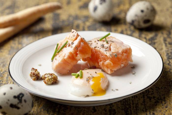 Salmón a la finas hierbas con huevos de codorniz