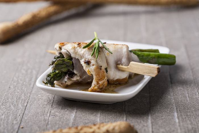 Brocheta de pollo y espárragos verdes