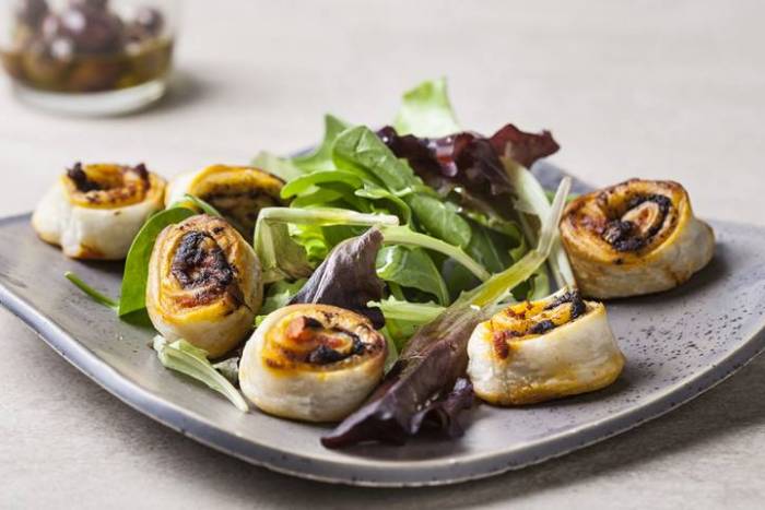 Rollitos de tomate y olivas