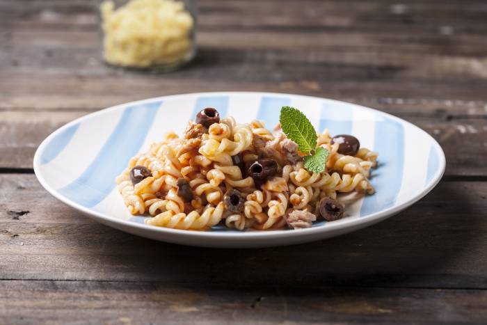 Espirales con olivas y atún