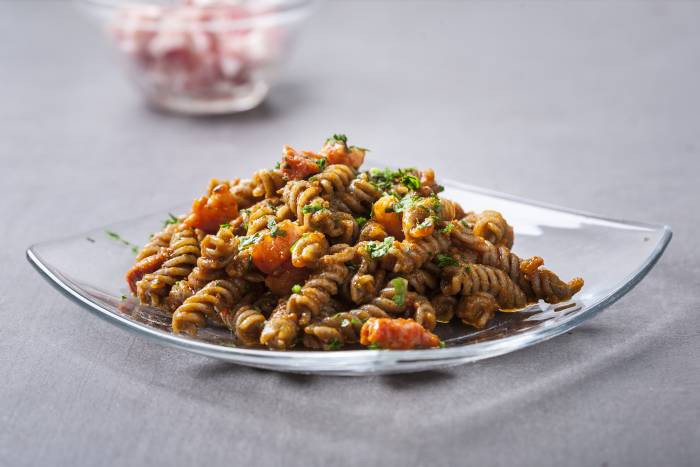 Espirales con tomate y beicon