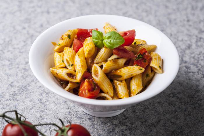 Macarrones con tomate y albahaca