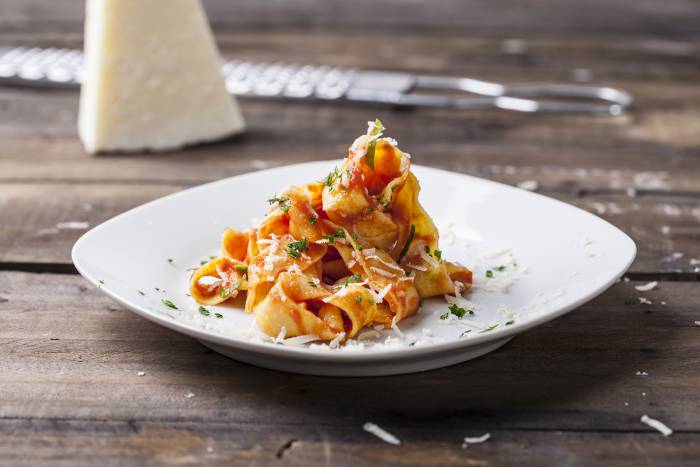 Pasta con tomate y queso