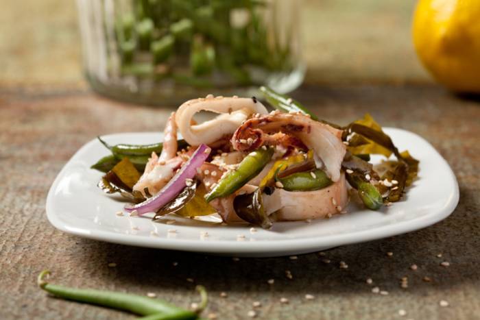 Ensalada tibia de calamares, algas y judías verdes