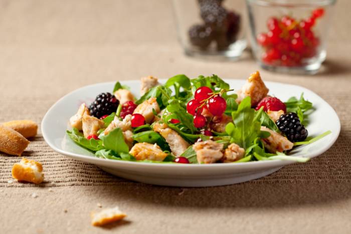 Ensalada de rúcula y pollo