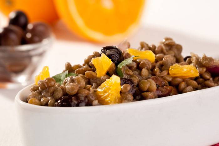 Ensalada de lentejas, naranjas y olivas