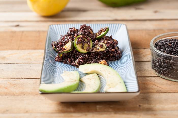 Arroz venere con aguacate y calabacín