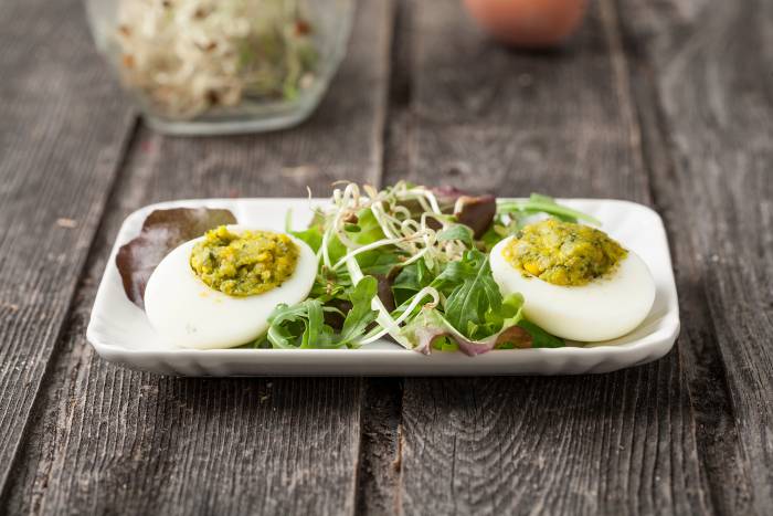 Huevos rellenos con pesto