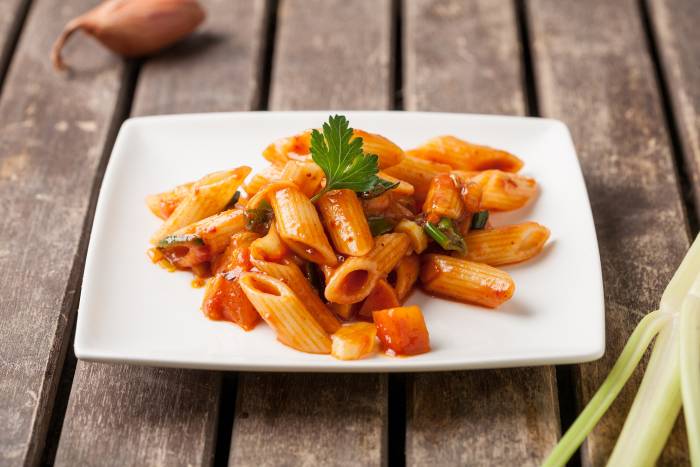 Macarrones con tomate y verduras
