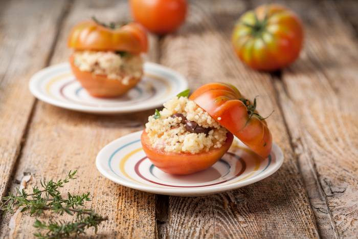 Tomates rellenos de cuscús y olivas