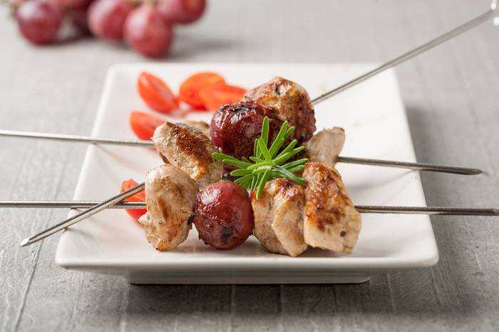 Brocheta de pollo y uva