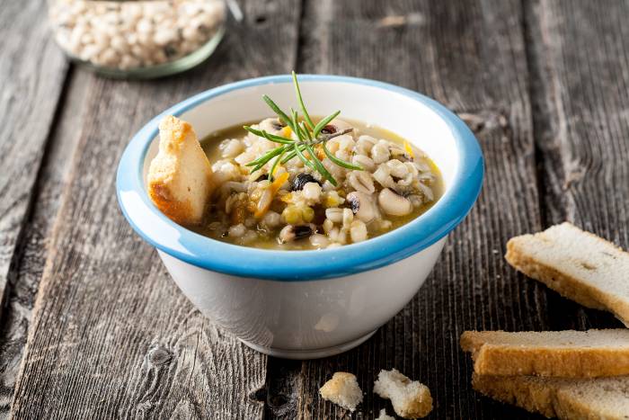 Sopa invernal con legumbres