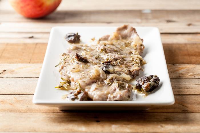 Escalope de tocino con ciruelas y manzanas