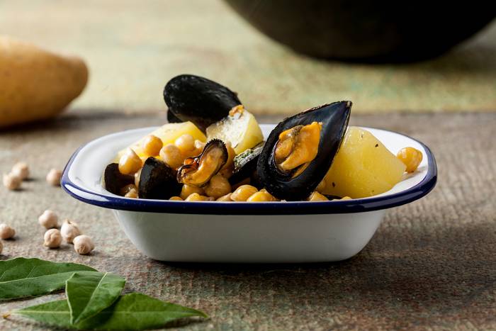 Mejillones con garbanzos y patata