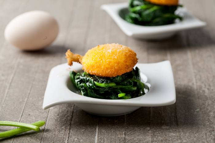 Acelgas con yemas rebozadas