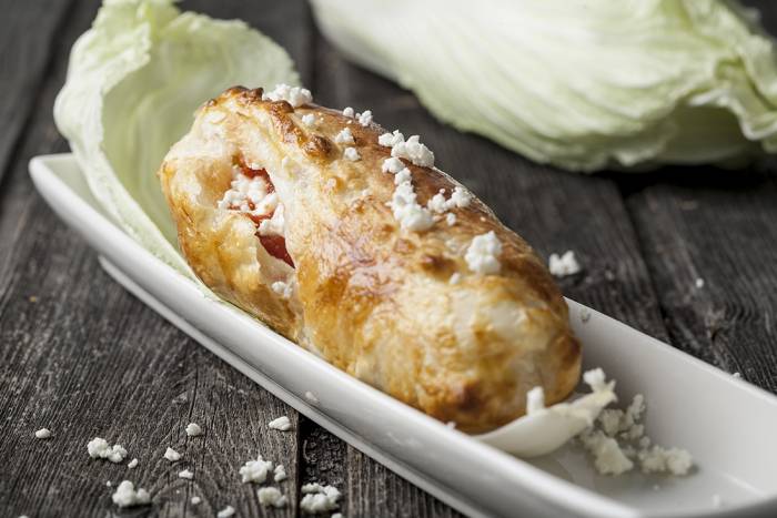 Empanada de col china y queso feta