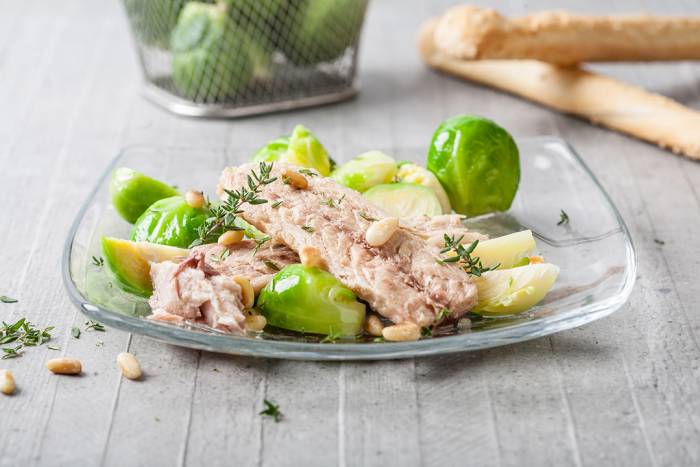 Ensalada de caballa con coles de Bruselas