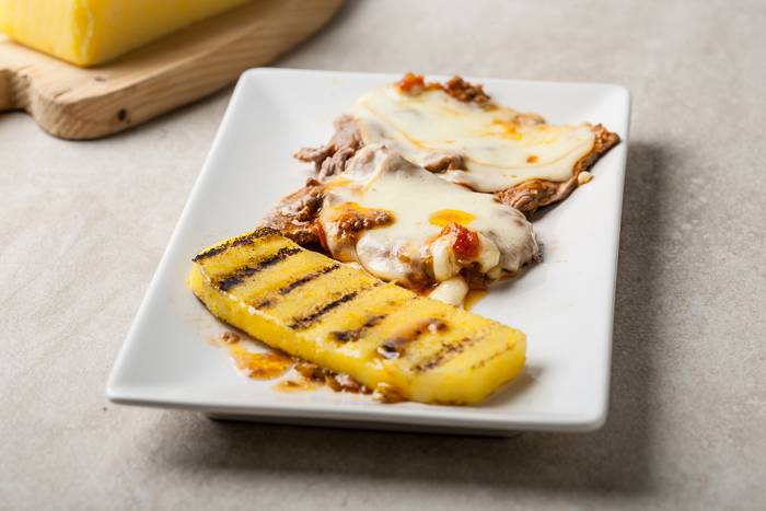 Filete con queso y polenta