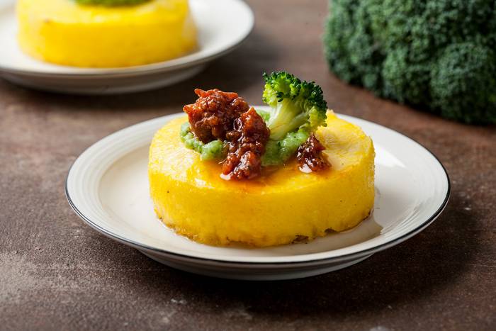 Polenta con brócoli y salchicha