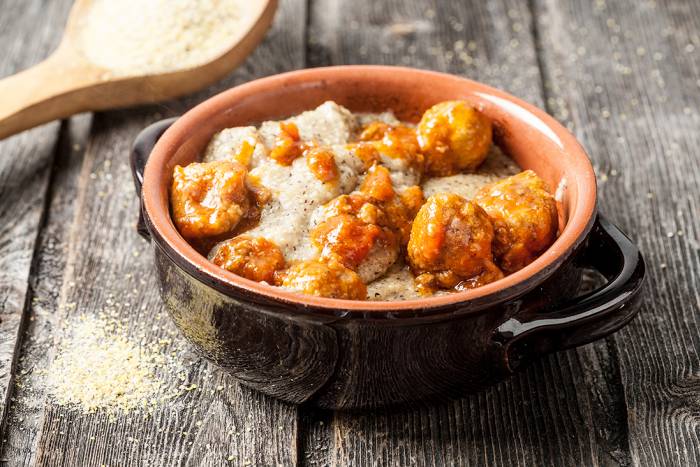 Albóndigas con salsa y polenta