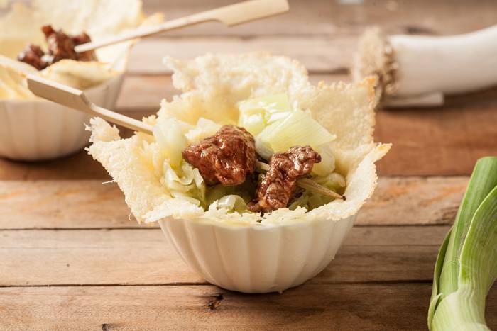 Cesta con puerro y carne