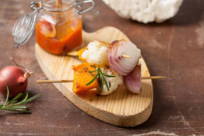 Brocheta de verdura con chutney