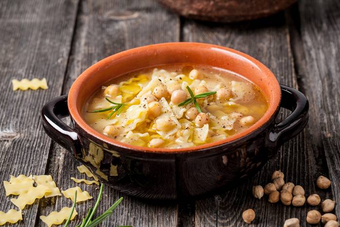 Caldo con garbanzo y pasta
