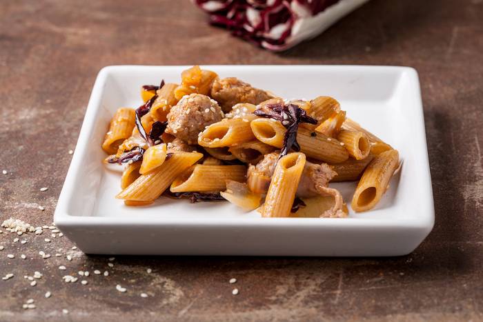 Macarrones con cerveza y salchicha