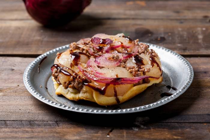 Tarta tatín de carne y cebolla