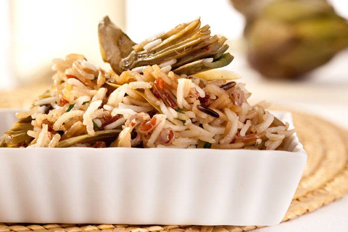 Arroz selvático con alcachofas