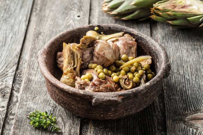Estofado de cordero con alcachofas y guisantes