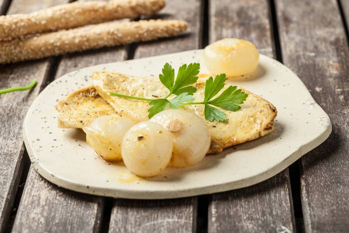 Pechugas de pollo al curry con cebolla