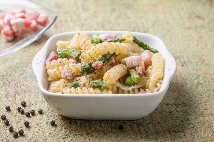 Espirales con espárragos y bacon