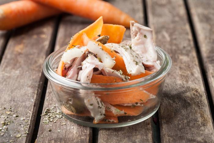 Ensalada de pollo guisado