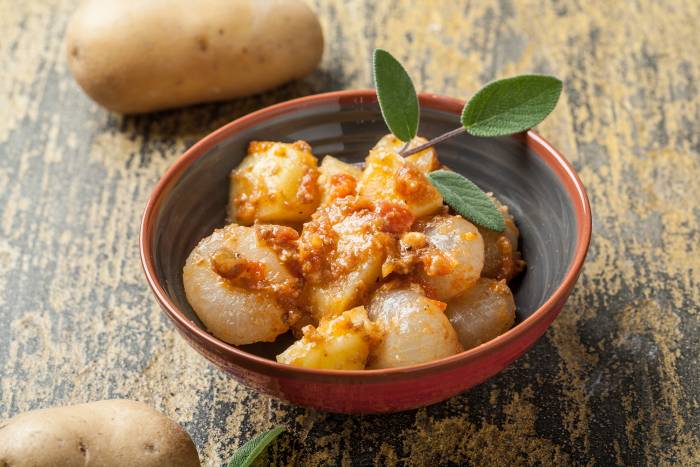 Patatas y cebollas con tomate