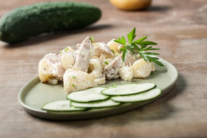 Ensalada de pollo con mayonesa y pepino