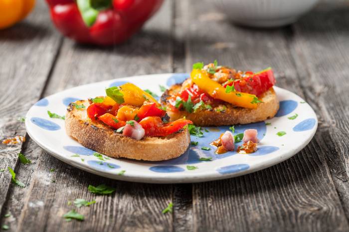 Tostas de pimientos y bacon