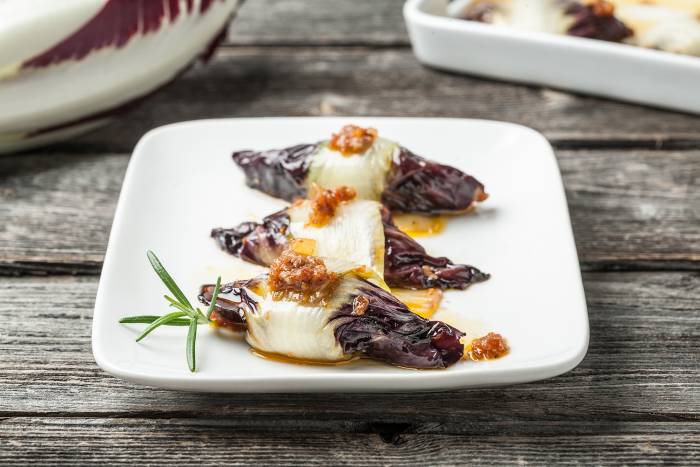 Rollitos de achicoria y carne