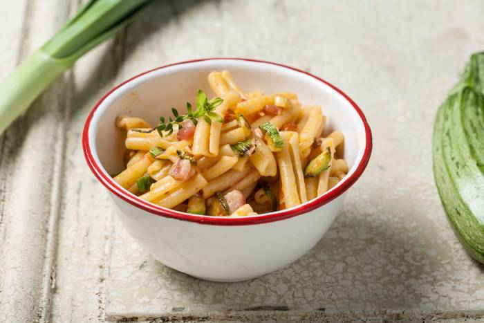 Macarrones con calabacines y bacon