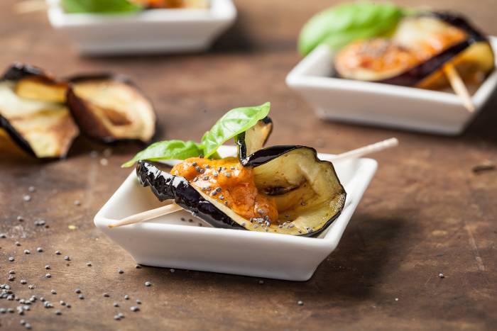 Rollitos de berenjena fritos