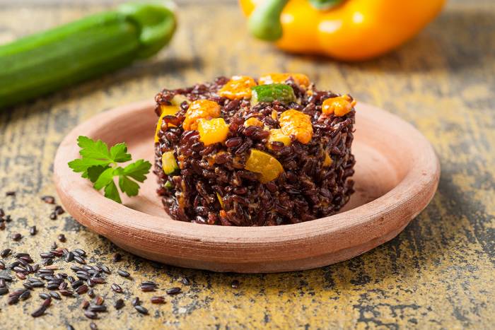 Ensalada de arroz venere y verduras