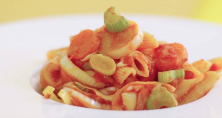 Macarrones con tomate y verduras