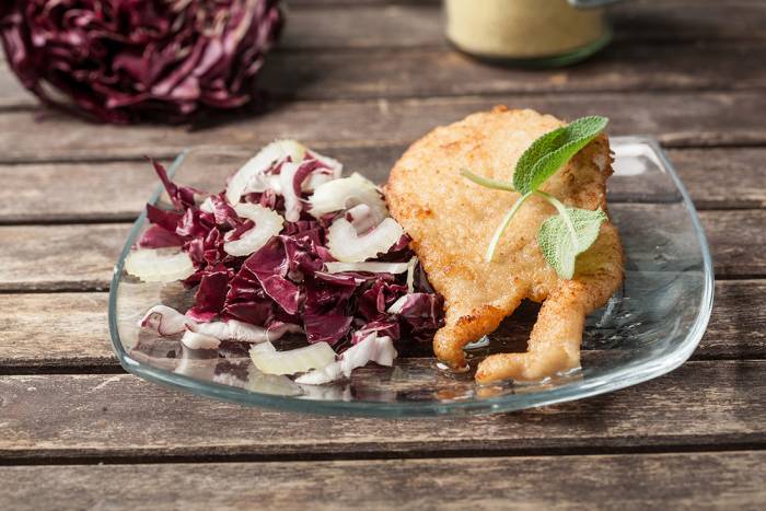 Filete de pollo rebozado con col roja