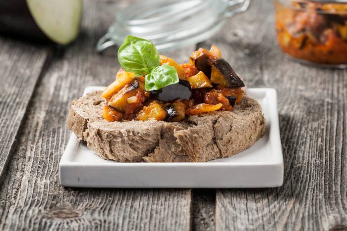 Tosta de berenjena y tomate