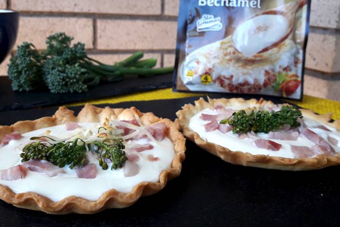 Tartaleta de bimi con bacon y bechamel