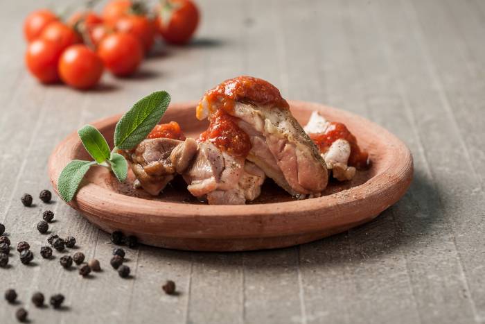 Pollo troceado con tomate