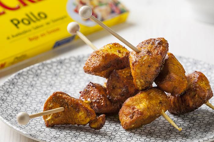 Brochetas de pollo tandoori con cúrcuma