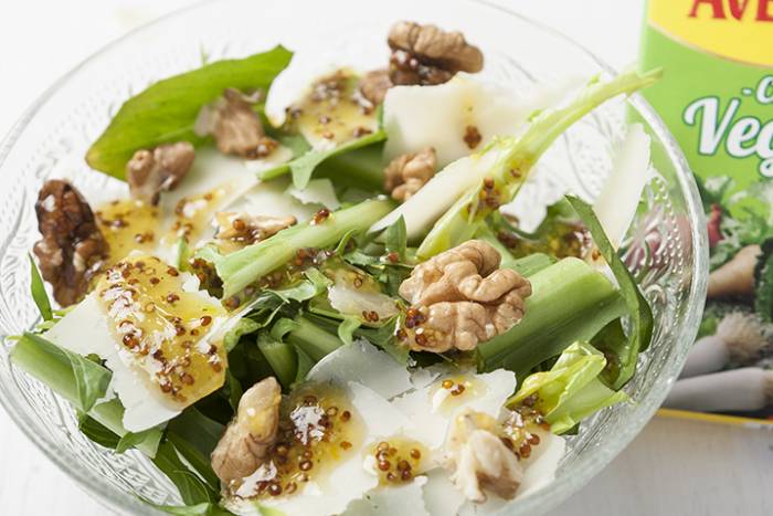 Ensalada de achichoria con nueces y parmesano