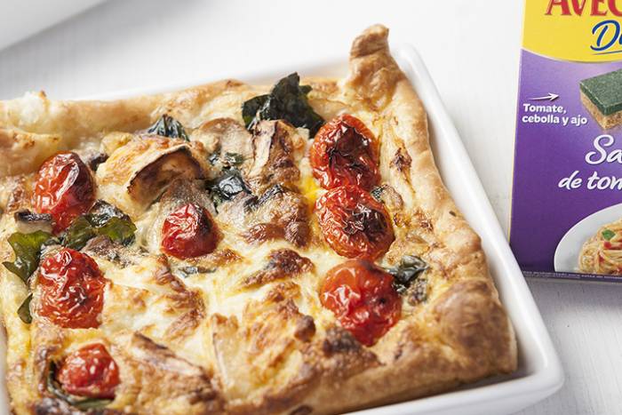 Hojaldre con tomate, champiñones, kale y queso de cabra