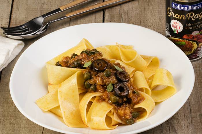 Pappardelle con tomate olivas y alcaparras